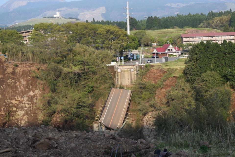 崩れた阿蘇大橋の画像