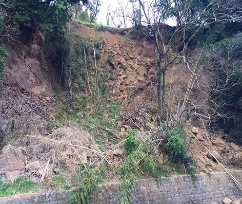 砥川溶岩の地すべり露頭の画像