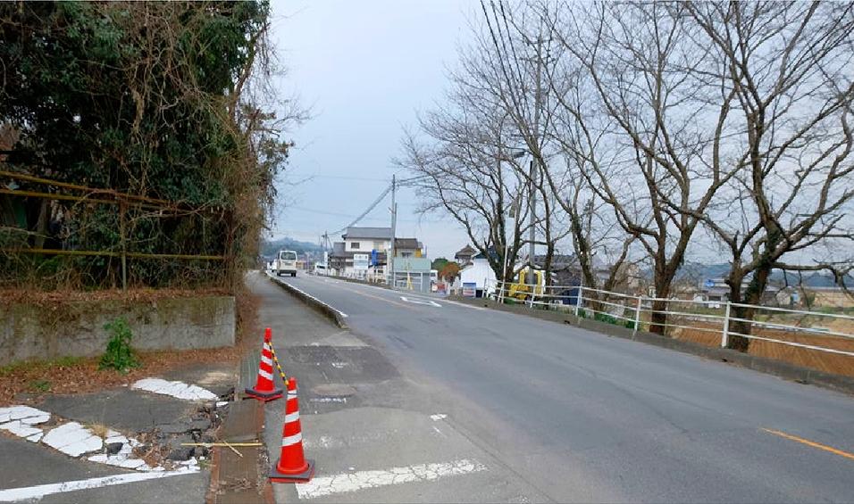 国道を横切る断層周辺の歩道の変位の画像