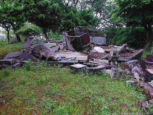 辻ヶ峰公園内の変位（石碑・自然斜面崩落等）の画像