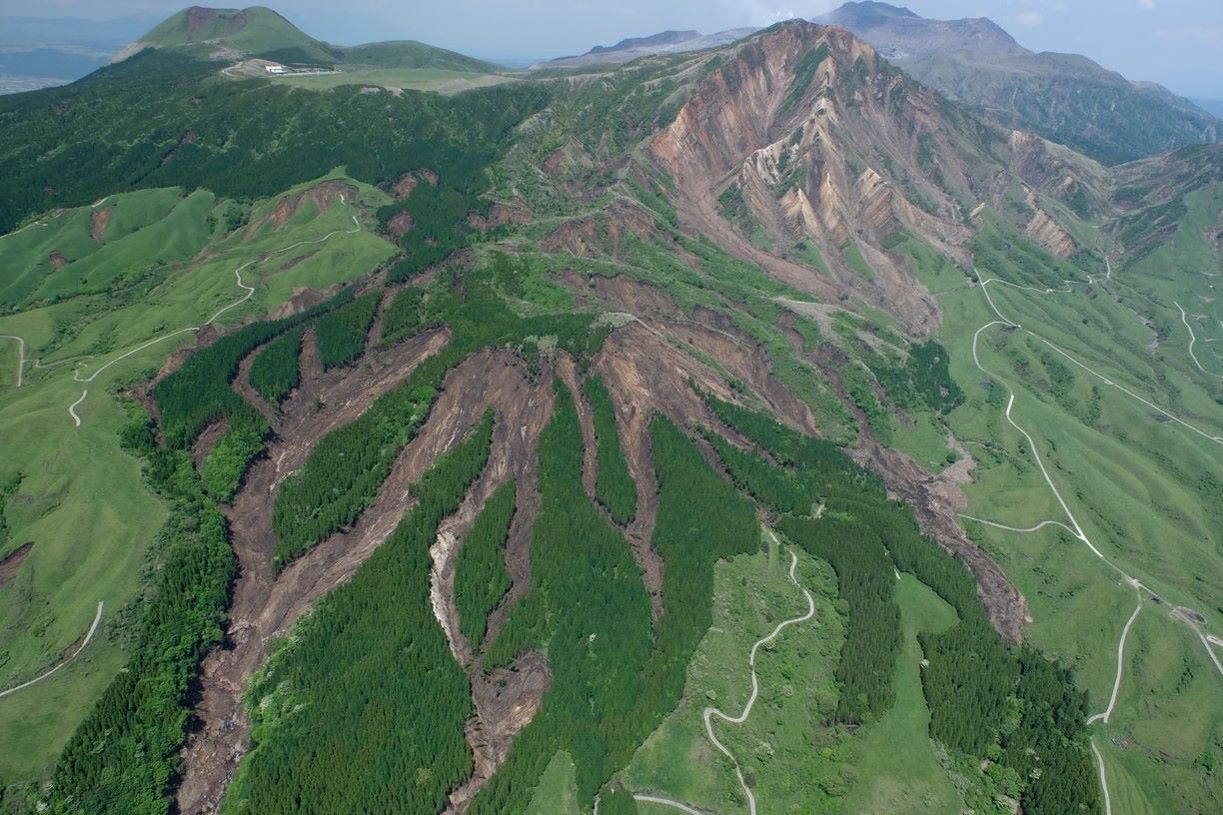 阿蘇中央火口丘群の表層崩壊の画像