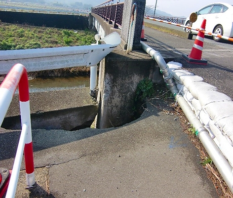 町内にかかる橋脚付近の地盤沈下の画像