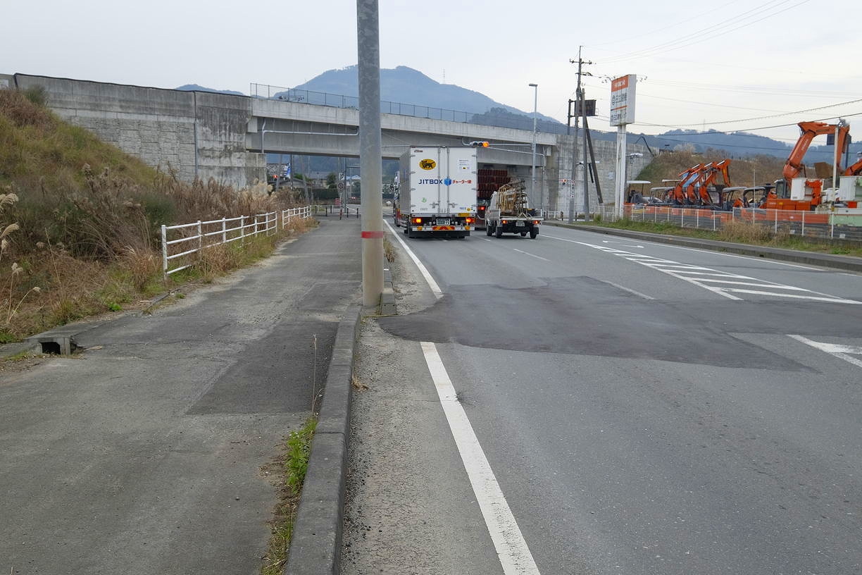 国道443号土山交差点付近の道路の横ずれの画像